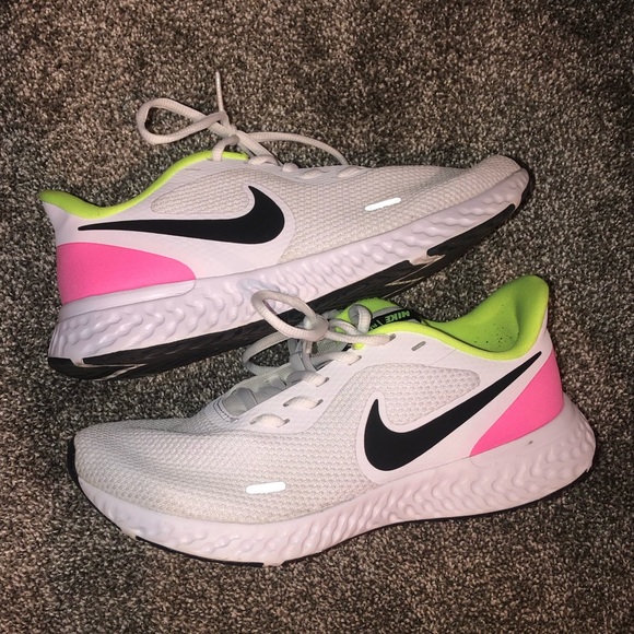 Nike Shoes - 💚💕Nike Tennis Shoes💕💚